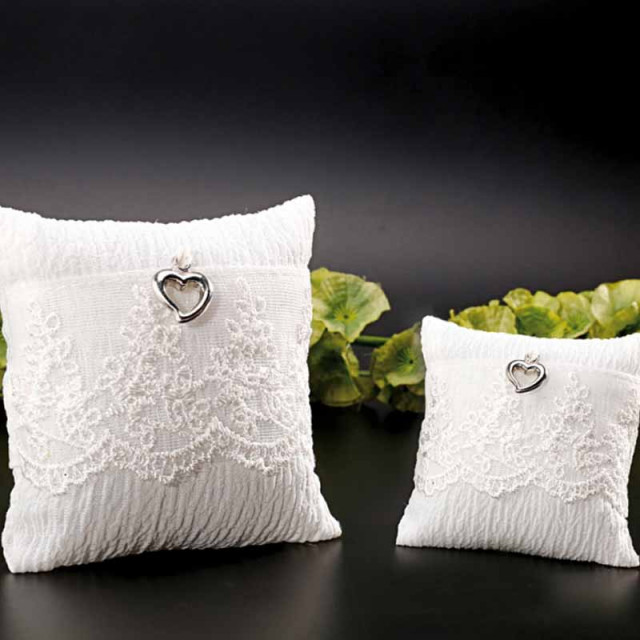 Coussin Alliance dentelle Blanche avec coeur