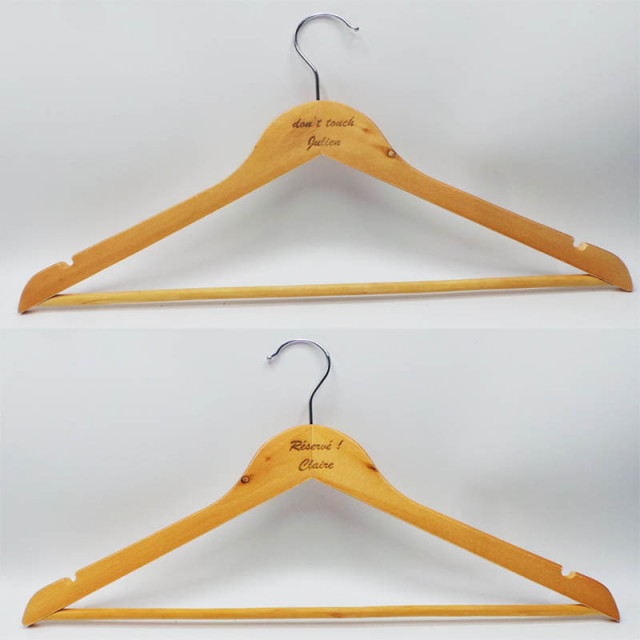 Cintre en bois personnalisable
