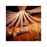 décoration-salle-mariage-tenture-tulle-blanc